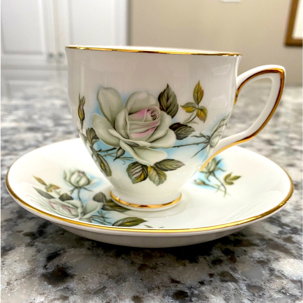 EUC VINTAGE DUCHESS BONE CHINA TEACUP AND SAUCER WITH BEAUTIFUL WHITE ROSES